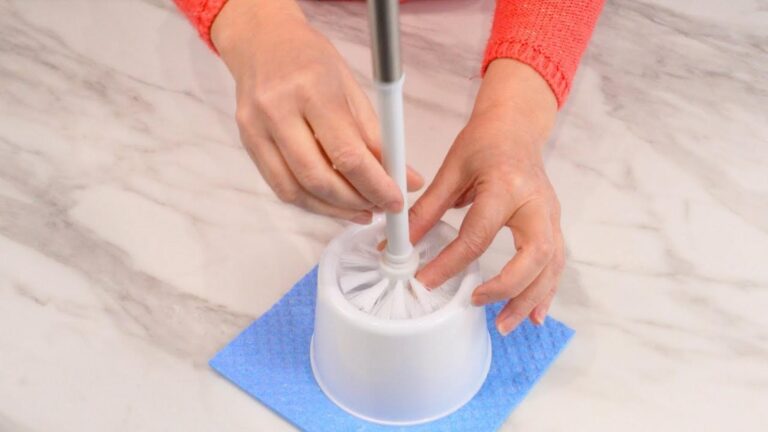 Cette astuce simple va transformer votre brosse des toilettes en un outil ultra_efficace…