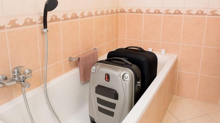 Cette méthode astucieuse transforme votre baignoire d’hôtel en espace de rangement…