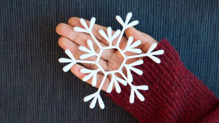 Cette astuce surprenante transforme des écouteurs en flocons de neige décoratifs…