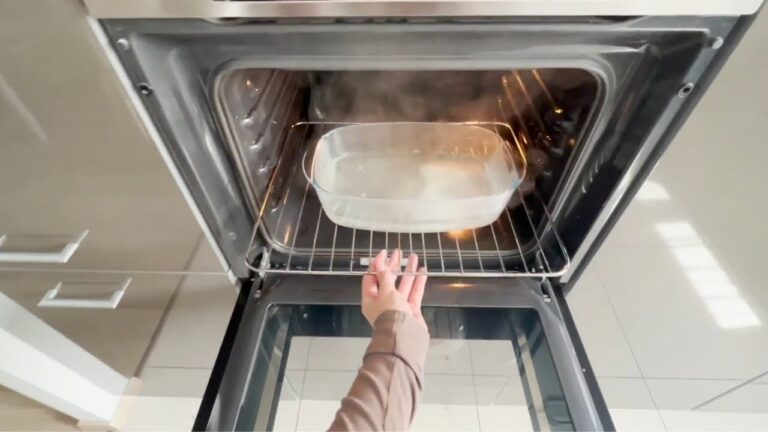Nettoyez votre four brûlé en 5 étapes simples et efficaces sans frotter !